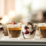 Šokolaadi panna cotta sidrunitarretisega ja maasikavaht marjadega