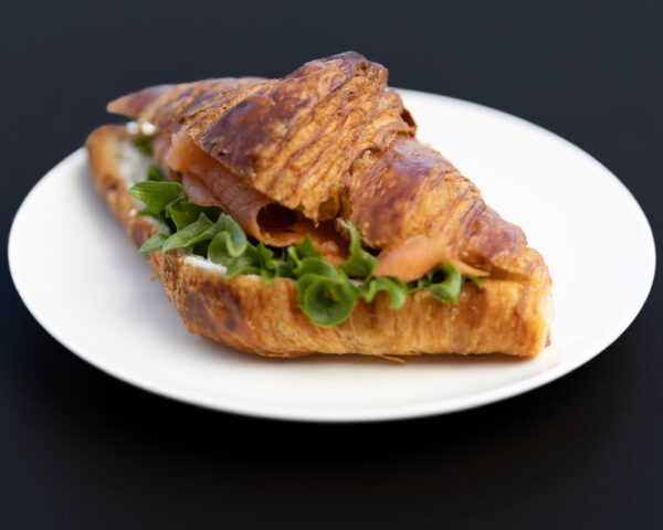 Croissant külmsuitsulõhe ja ürdi-toorjuustukreemiga