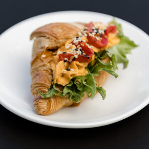 Mini croissant röstpaprika hummusega